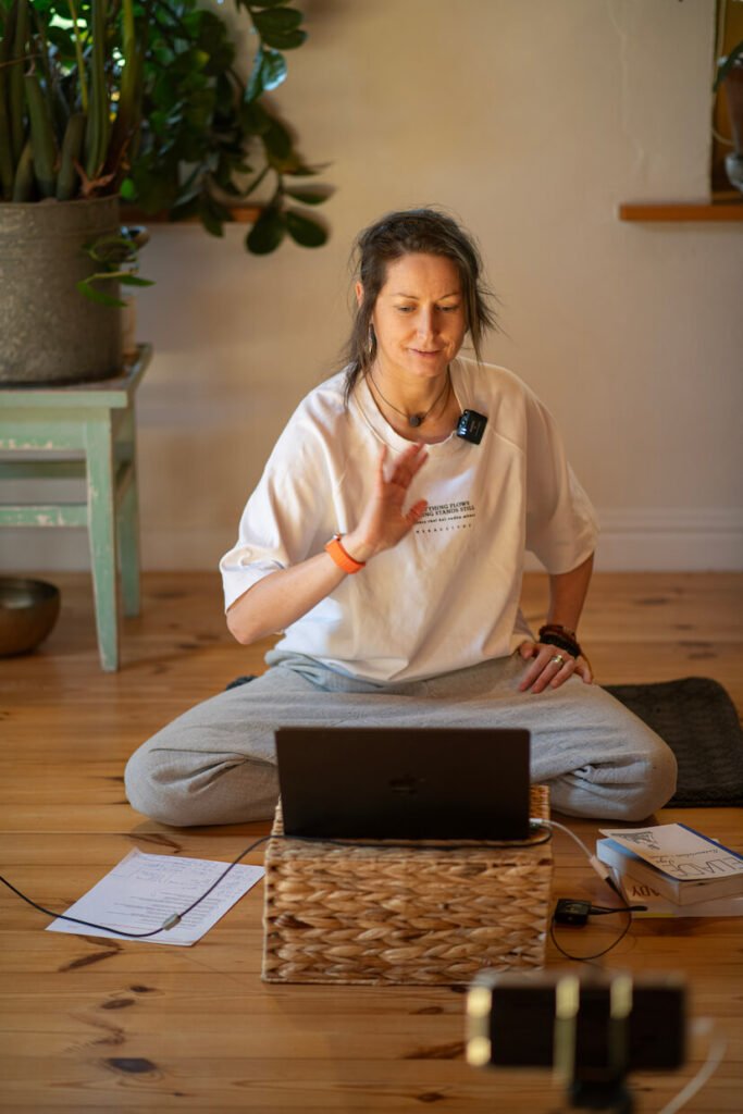 Etyka jogi: jamy i nijamy jako fundament praktyki w Jogasutrach Patańdźalego | Atelier Jogi